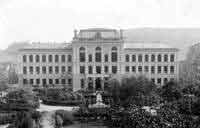 Budova dnenho muzea v roce 1894, v poped socha csae Josefa II.